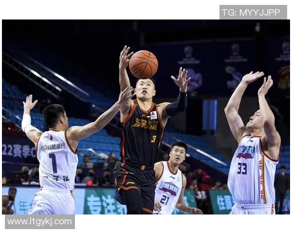 赛后分析深圳篮球队与南京篮球队的战术对决与表现总结 赛后分析深圳篮球队与南京篮球队的战术对决与表现总结