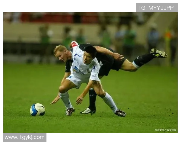 足球明星的过人绝技揭秘:如何在赛场上轻松突破防线与对手较量 足球明星的过人绝技揭秘:如何在赛场上轻松突破防线与对手较量