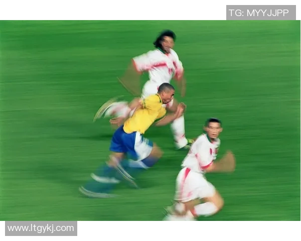 足球明星珍贵瞬间高清照片大集合带你领略他们不为人知的精彩时刻